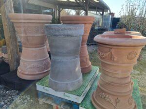pots en terre cuite moderne jardin d'Héloise à Rousson dans le Gard 2023